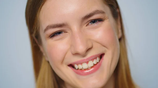 Primer plano hermosa mujer feliz sonriendo sobre fondo gris en el estudio. —  Fotos de Stock