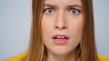 Gri arka planda kameraya bağıran öfkeli kadın. Stresli kadın modeli