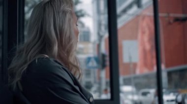 İş kadını şehir arka planında gökdelen ya da ofisle gezmeyi bekliyor.. 