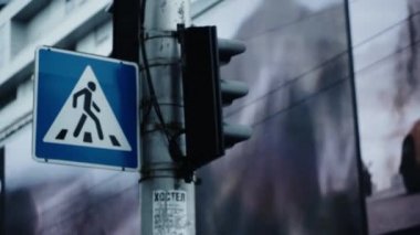 Şehrin arka planında yaya geçidi tabelası.. 