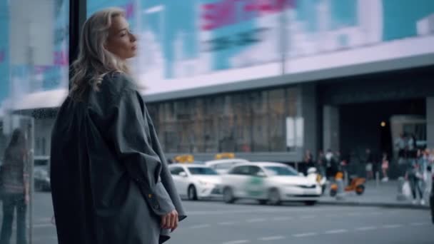 Kobieta model pozowanie miasto w casual zużycie na tle miejskim w pobliżu drogi samochodowej. — Wideo stockowe