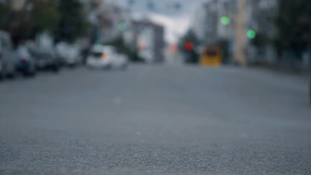 Verschwommenes Stadtbild Tageslicht auf Autobahn oder innerstädtischem Hintergrund. — Stockvideo