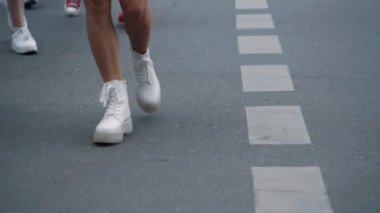 Kalabalık yayalar modern şehir merkezinde karşıdan karşıya geçiyor.. 