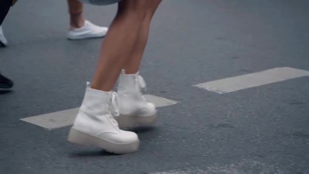 Donna gambe attraversando strada sul marciapiede con folla in città sfondo. — Video Stock