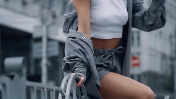 Fit girl modeling city background in urban clothes at downtown. — Stock Video