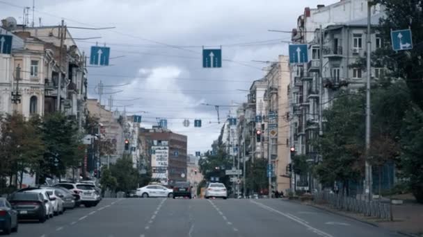 도로 도로 도시 낮에 차를 몰고 도시의 뒷골목을 달리는 모습. — 비디오