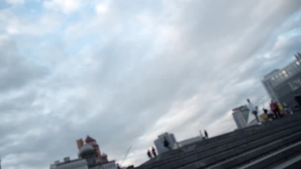 ダウンタウンの建物で雨の日に街の階段を傾斜. — ストック動画