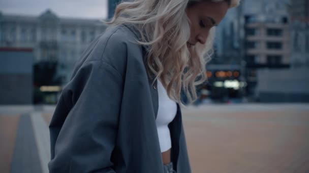 ブロンド女性見下ろすで夜市都市の背景. — ストック動画