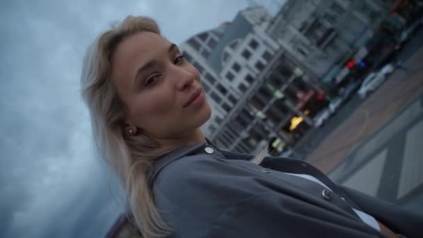 Woman face looking city at evening town in urban background. — Stock Video