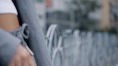 Şehir merkezinde şehir kıyafetleri içinde şehir modelliği yapan formda bir kız.. 