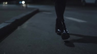Gece yarısı şehir sokağında kız bacakları yol alıyor.. 