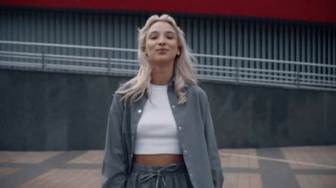 Şehir arka planında şehir kıyafetleri içinde muhteşem bir kız..