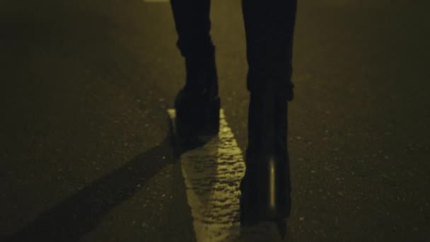 女の子は単独で路上で歩く道路ダウンタウン市内中心部のブーツ. — ストック動画