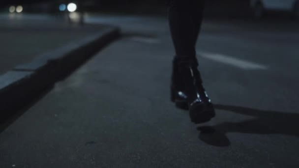 Fille jambes aller route sur la conduite tunnel à la fin de la nuit rue de la ville. — Video