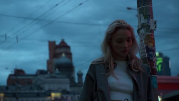 Girl in evening city standing near urban landscape street lights. — Stock Video