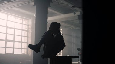 Spor kulübünde karın kasları pompalayan bir kadın. Sportif kız karın kası egzersizi yapıyor.