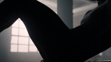 Karın kasları egzersizi yapan bir kadın. Vücut geliştirici diz bükme mekiği yapıyor