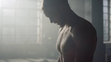 Halterle eğitime hazırlanan adam. Spor malzemesi kullanan vücut geliştirici