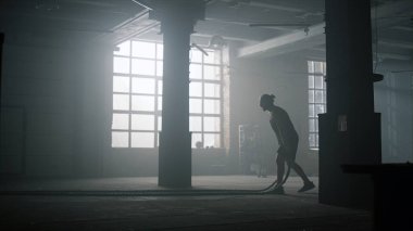 Antrenman için kasları ısıtan adam. Sporcu vücudu yoğun eğitime hazırlıyor