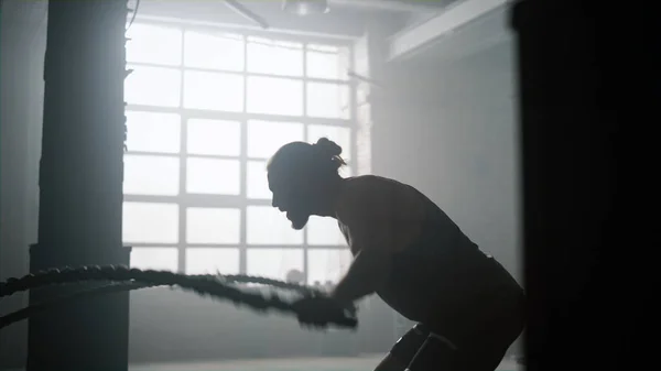 Manusia melakukan latihan crossfit dengan tali pertempuran. Orang yang marah melatih tubuh di gym — Stok Foto