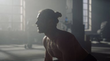 Erkek kaldırıcı beden eğitimi için hazırlanıyor. Çığlık atan adam ağırlık kaldırıyor.