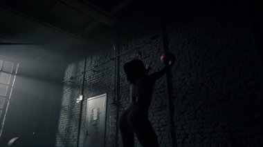 Sporcu ağır topu duvara fırlatıyor. Kadın fiziksel egzersiz yapıyor. 