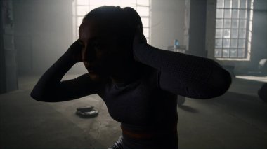 Spor salonunda kas çalıştıran bir kız. Karın kasları egzersizi yapan bayan sporcu.