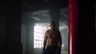 Sporcu güç egzersizini tamamlıyor. Boks antrenmanından sonra yorgun hisseden adam. 