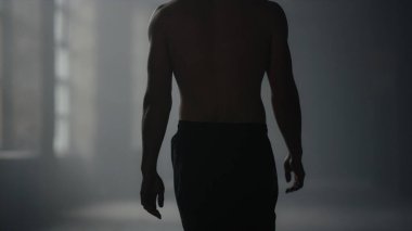 Çatı katında yürüyen bir adam. Erkek sporcu antrenmanı bitiriyor.