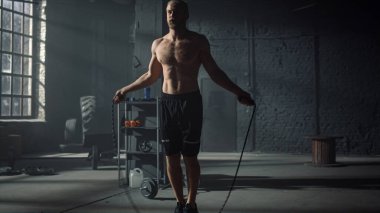 İp atlama egzersizi yapan aktif bir adam. İp atlayan enerjik bir adam