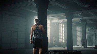 Lastikten fırlayan adam. Çekiçli adam tatbikatı tamamlıyor.