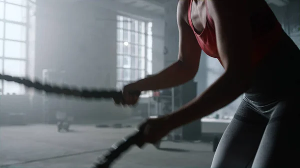 Афроамериканська спортсменка під час тренувань у спортзалі користується бойовими мотузками. — стокове фото