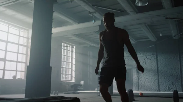 보디빌더 가 체육관에서 타이어를 뒤집는 모습. 건강 훈련을 하고 있는 근육질 남자 — 스톡 사진