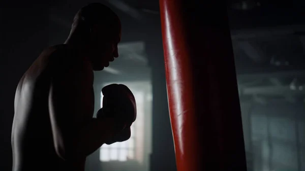 Afro boxare man slå boxningssäck. Sportsmansträning slag i gym — Stockfoto