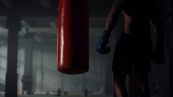 Idrottare som tränar med boxningssäck. Afroamerikansk man som tränar boxning — Stockfoto