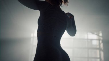 Çalışmadan önce omuzlarını ısıtan bir kadın. Antrenman sırasında hareket eden aktif kız