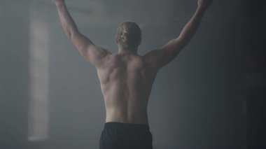 Sporcu antrenmandan sonra dinleniyor. Çatı katında yürüyen fitness adamı.