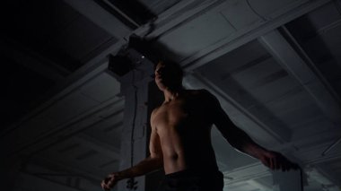 Atlama halatı üzerinde egzersiz yapan afro adam. İp atlarken atlayan atletik adam 