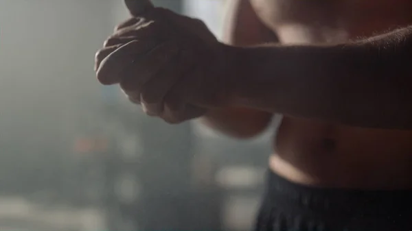 Sportler klatschen mit Talkumpuder in die Hände. Mann verwendet Magnesium vor dem Sport — Stockfoto
