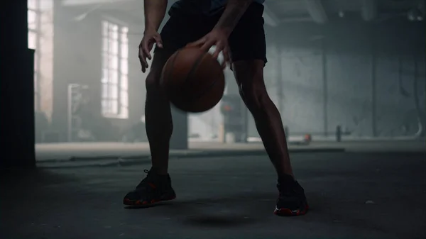 Ноги спортсмена играют в баскетбол. Мужские руки, прыгающие от баскетбольного мяча — стоковое фото