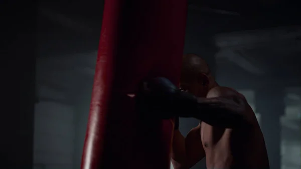 Человек, занимающийся боксом в бойцовском клубе. Боец-мужчина практикует удары ногами — стоковое фото