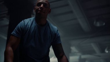 Basketbol topuyla atlet eğitimi. Sporcu adam zıplayan basketbol topu 