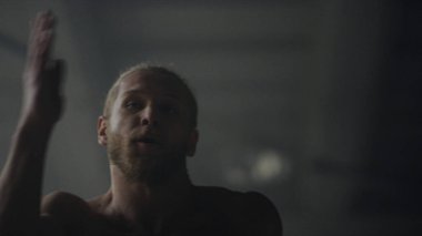 Erkek koşucu spor salonunda hızlı koşuyor. Adam çatı katında kardiyo çalışması yapıyor.