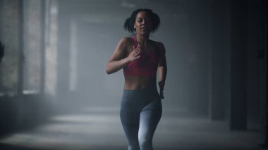 Çatı katında kardiyo çalışması yapan bir sporcu. Spor salonunda koşan bayan koşucu