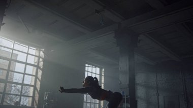 Sporcu kadın antrenmandan önce geriliyor. Egzersiz için kasları ısıtan kız.