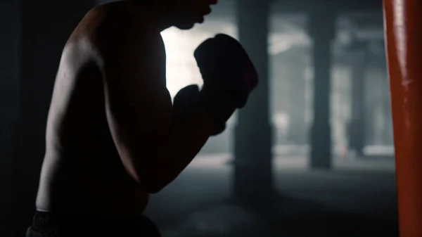 Adam antrenman sırasında aktif hareket ediyor. Kum torbasıyla boksör — Stok fotoğraf