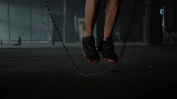 Sportovní nohy skákají po laně v tělocvičně. Muž nohy dělá kardio cvičení — Stock fotografie
