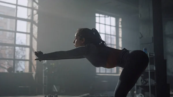 Atleet stretching lichaam voor de training. Fitness meisje oefening pilates in de sportschool — Stockfoto