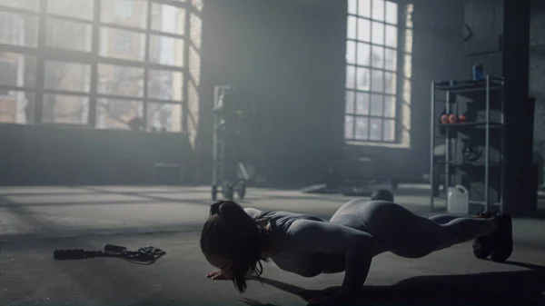 Жінка робить поштовхи на підлогу в спортзалі. Фітнес дівчина тренування м'язів живота — стокове фото