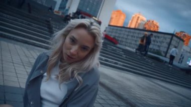 Akşamları ya da şehir merkezinde oturan muhteşem kadın.. 